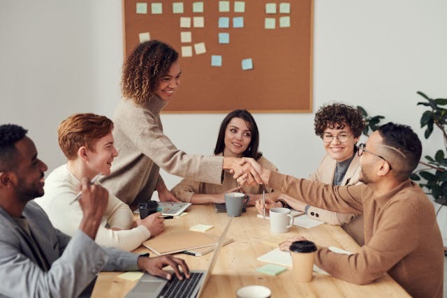 tips bersosialisasi kepada di kantor, sosialisasi di kantor, kegiatan di kantor, sikap saat di kantor, produktivitas