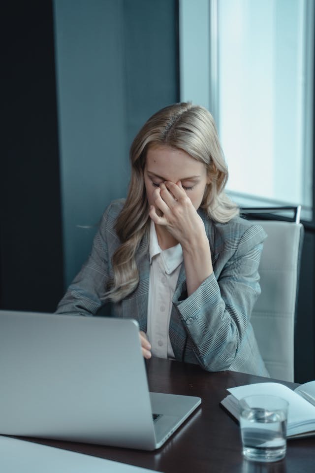 dampak jika selingkuh di kantor terhadap pekerjaan, selingkuh, selingkuh dengan partner kerja, selingkuh di kantor