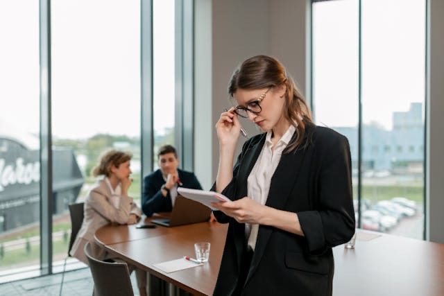 cara hadapi atasan yang micromanage, micromanage, atasan di kantor, lingkungan kantor, lingkungan kerja