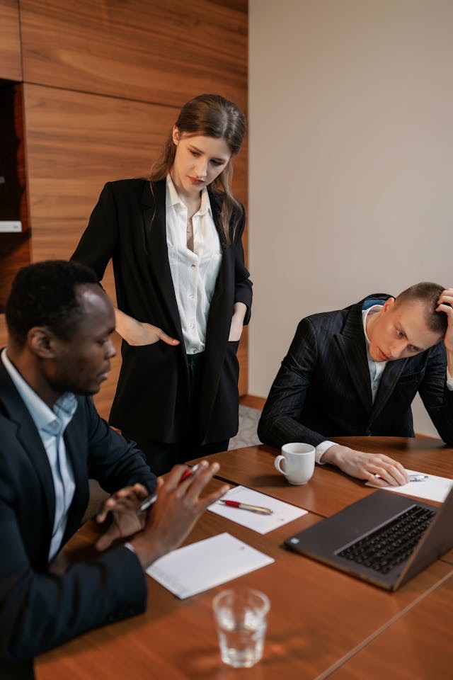 cara hadapi atasan yang micromanage, micromanage, atasan di kantor, lingkungan kantor, lingkungan kerja