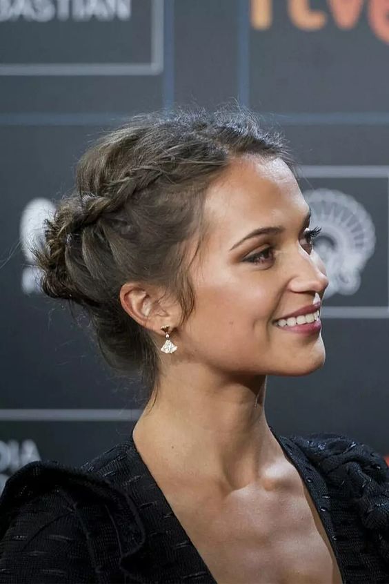 5 Gaya Ikat Rambut Yang Cocok Untuk Ke Kantor