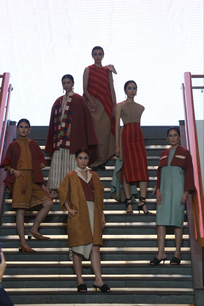 Fashion show Parompuan dan Ulos dari Tobatenun dengan koleksi Kayu & Kosmos