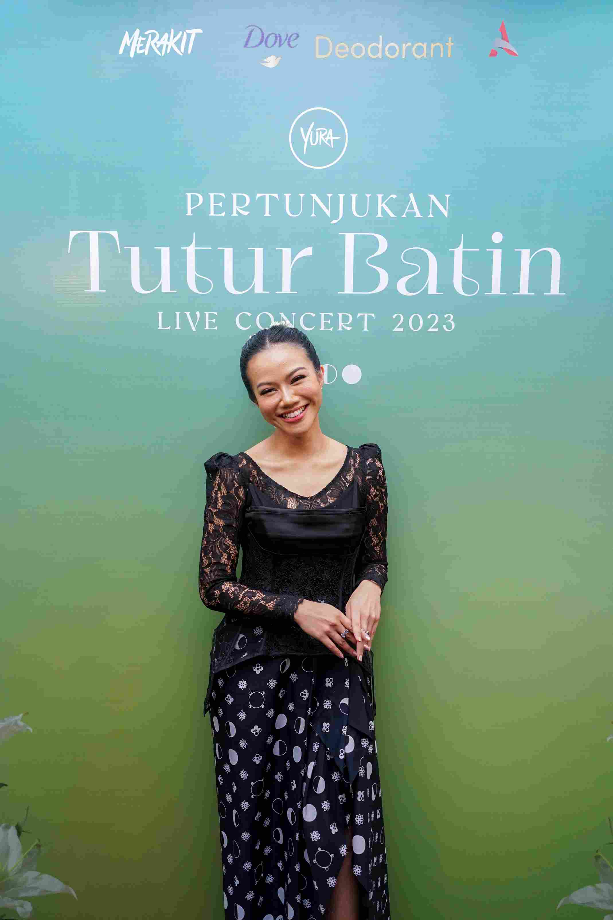 Yura Yunita. Pertunjukan tutur batin. Konser yura yunita. Tutur batin. Yura Yunita Live Concert 2023.