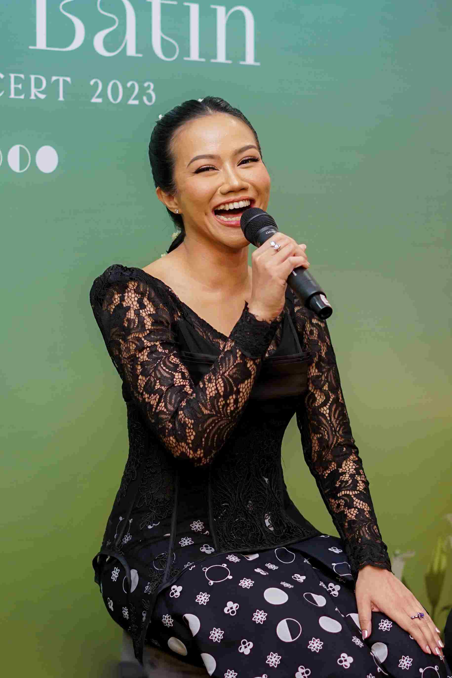 Yura Yunita. Pertunjukan tutur batin. Konser yura yunita. Tutur batin. Yura Yunita Live Concert 2023.
