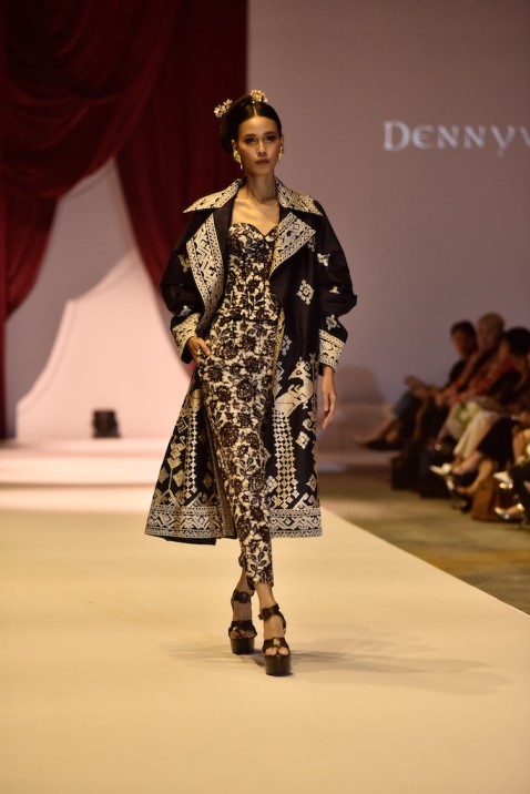 Koleksi Denny Wirawan yang yang menggabungkan antara batik Kudus dan kain Bali