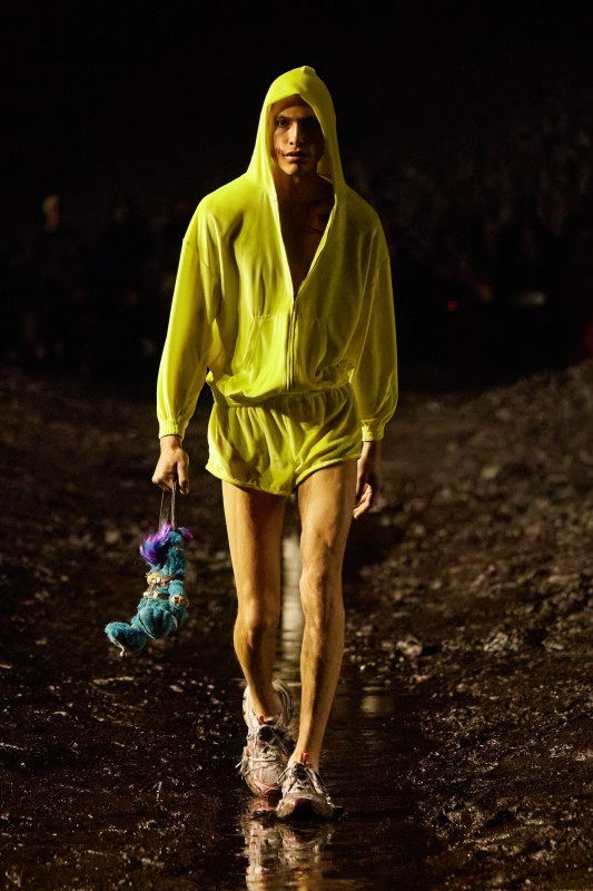 the mud show Balenciaga spring/summmer ready to wear 2023 di Paris Fashion Week