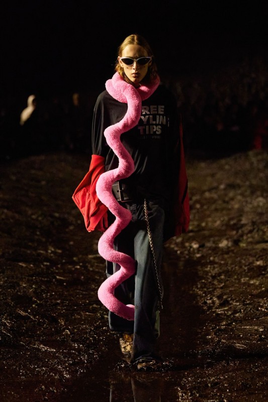 the mud show Balenciaga spring/summmer ready to wear 2023 di Paris Fashion Week