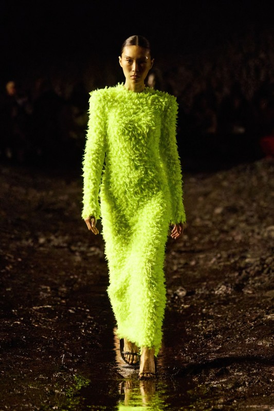 the mud show Balenciaga spring/summmer ready to wear 2023 di Paris Fashion Week