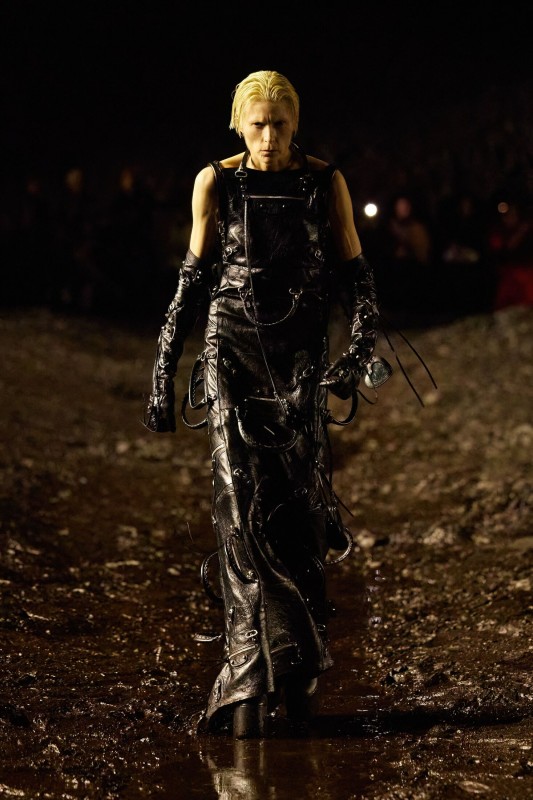 the mud show Balenciaga spring/summmer ready to wear 2023 di Paris Fashion Week