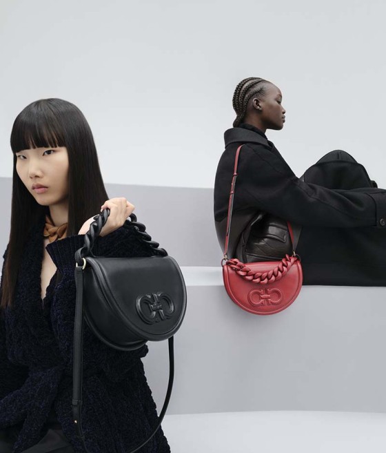 Salah satu tas dengan tampilan edgy ini tersedia di butik Ferragamo Plaza Indonesi