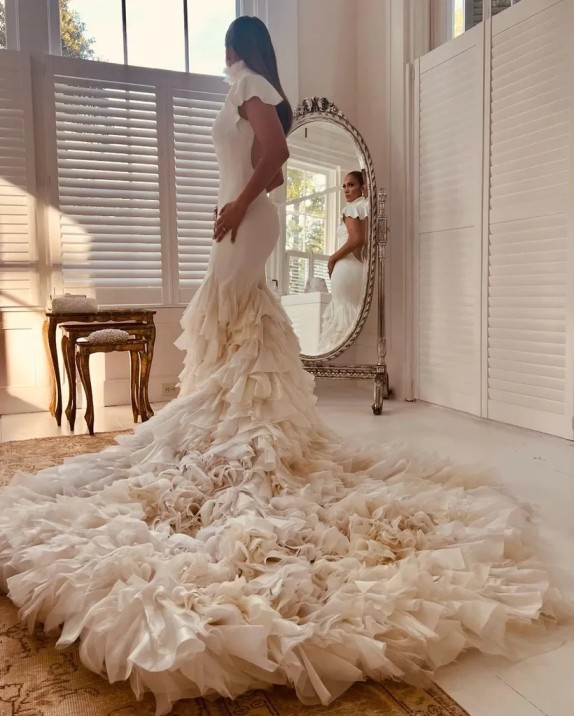 Handkerchief gown merupakan gaun pernikahan Jennifer Lopez yang pertama