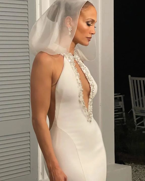 Swarovski-crystal merupakan gaun pernikahan Jennifer Lopez yang ketiga