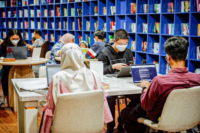 taman yang cocok untuk piknik di jakarta, taman literasi martha tiahahu