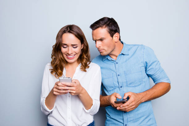 zodiak pria yang posesif, selalu ingin tahu