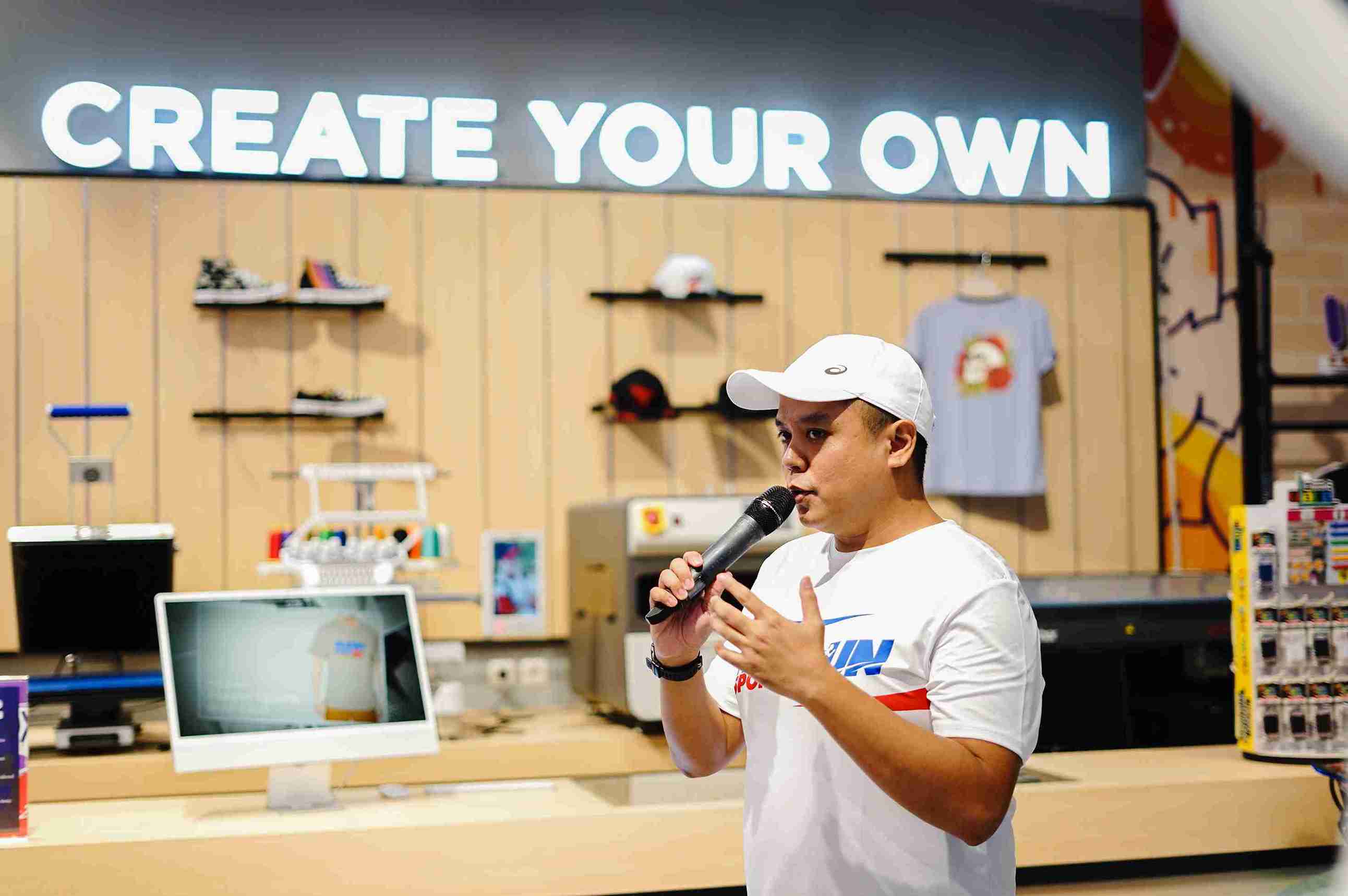 (Raden Nur Achmad Andyanto Pradipta selaku Digital Brand Marketing Planet Sports Asia menerangkan berbagai zona menarik di Planet Sports Asia, salah satunya yaitu “Create Your Own” yang merupakan area bagi pelanggan untuk custom desain pada berbagai produk pilihan sehingga lebih menarik dan personal. Foto: Dok. Planet Sports)