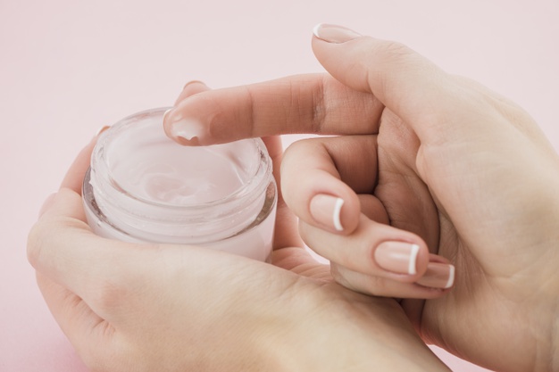 7 Perlengkapan Skincare yang Patut Dibawa Saat Liburan