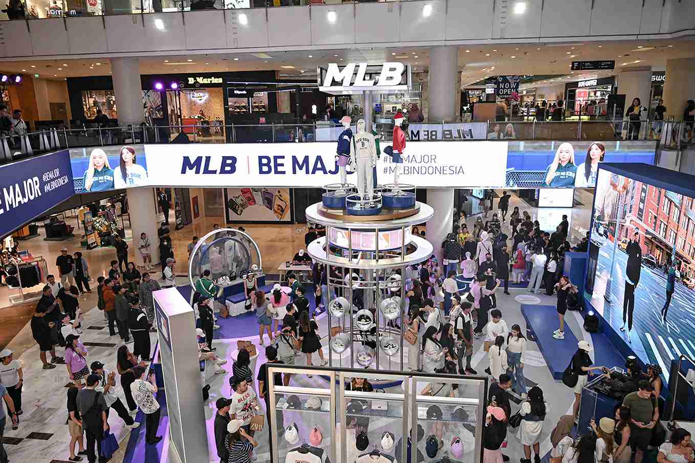 (Suasana semarak pembukaan gerai flagship MLB Korea Indonesia di Mall Grand                      Indonesia Skybridge, dengan menghadirkan Pop-up Store Experience di Atrium Mall Grand Indonesia. Foto: Dok. VOXPP)