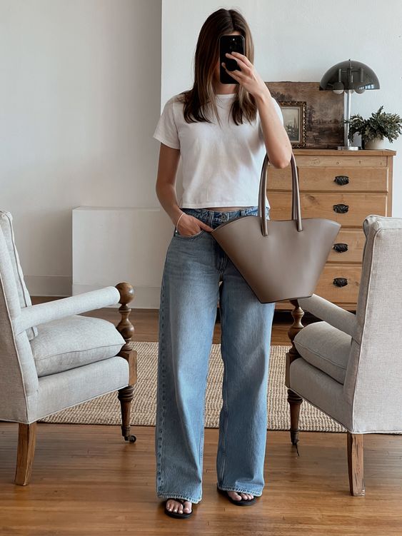 4 Acara Ini Cocok dengan Jeans dan Kaos Putih, Easy to Go!