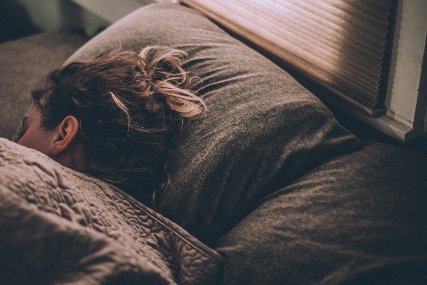 manfaat membaca buku sebelum tidur