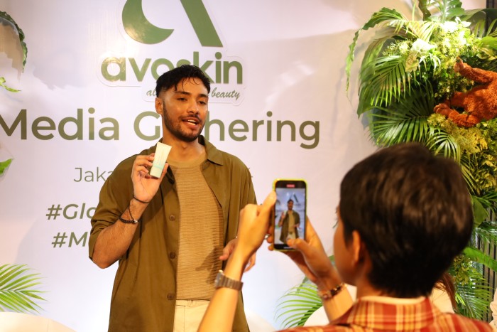 Kampanye Avoskin #GlowingMilikSemua dan #MulaiDariMejaRias
