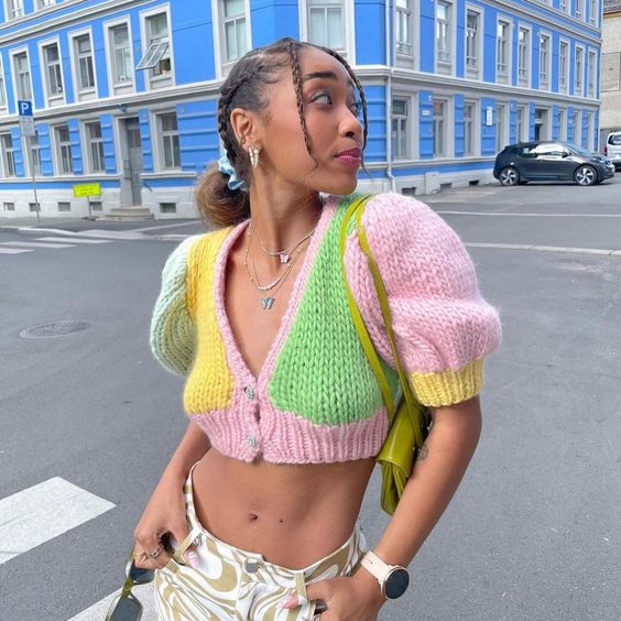 No More Bingung, Ini 5 Ide Mix and Match Sweater Crop Top!