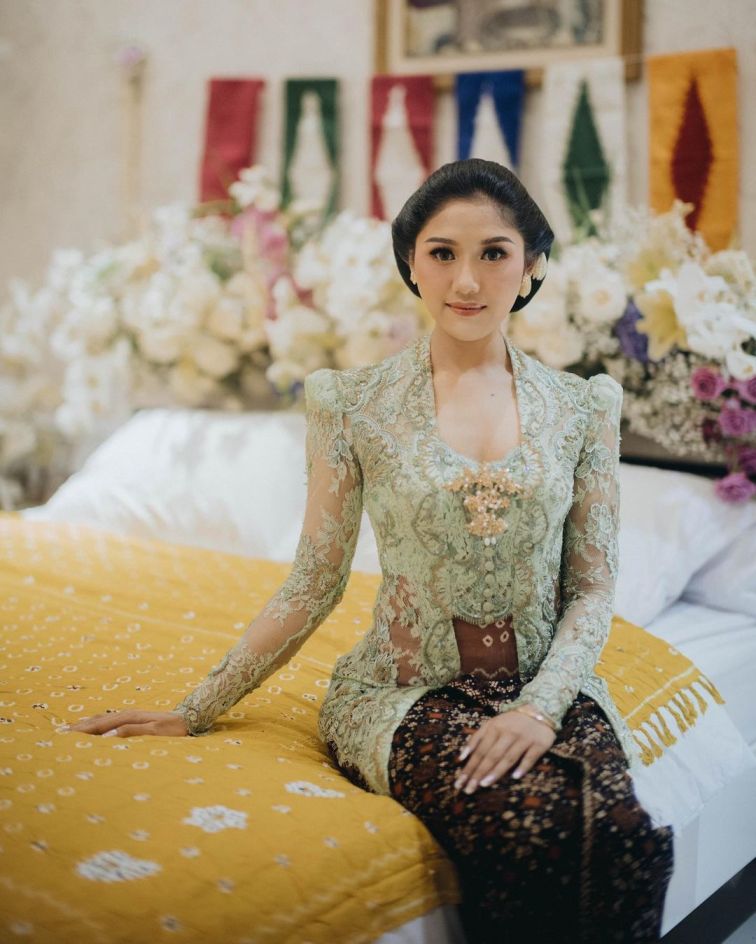 Kebaya kutu baru untuk acara sungkeman sebelum siraman