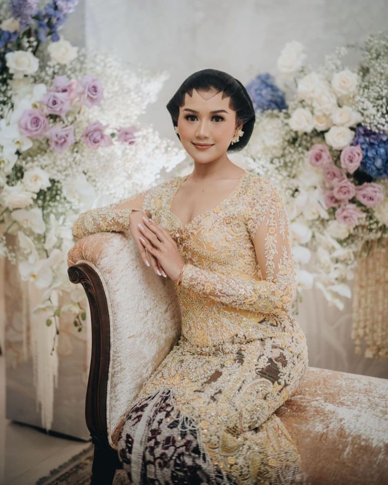 Kebaya kuning cerah yang cantik