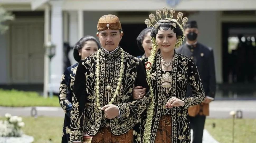 Kebaya velvet dengan detail warna emas yang cantik