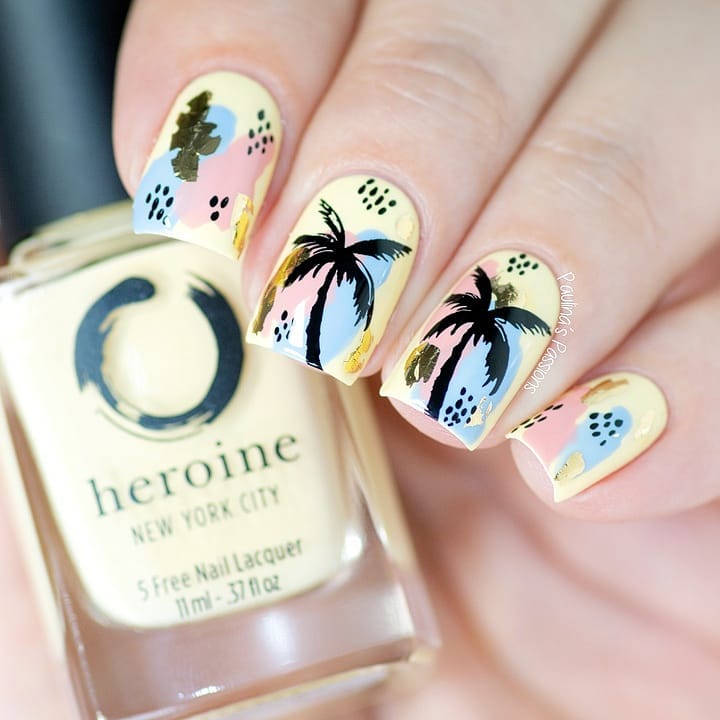 Inspirasi nail art tema laut bernuansa palm trees.