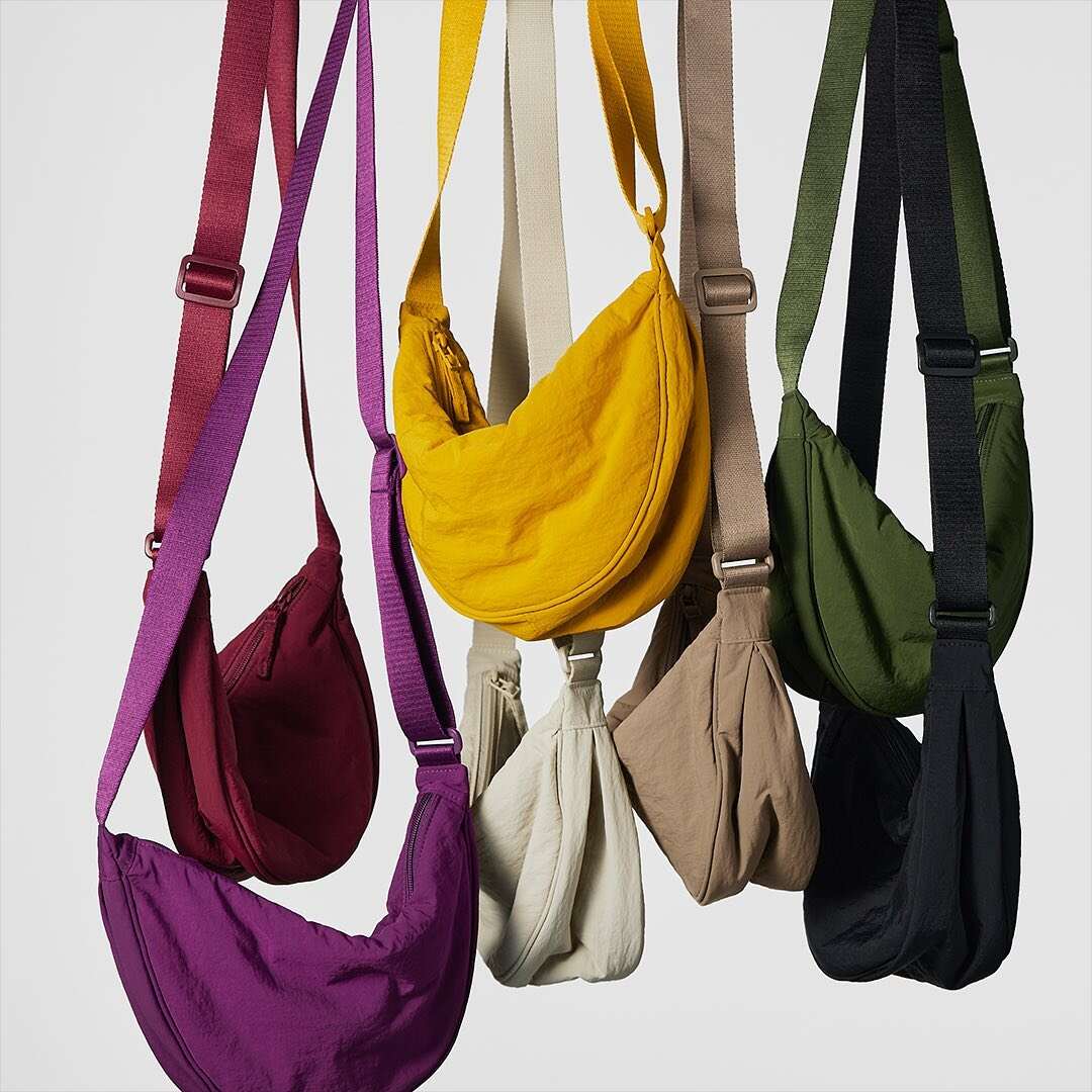 Uniqlo Round Shoulder Bag sebagai rekomendasi tas selempang wanita.