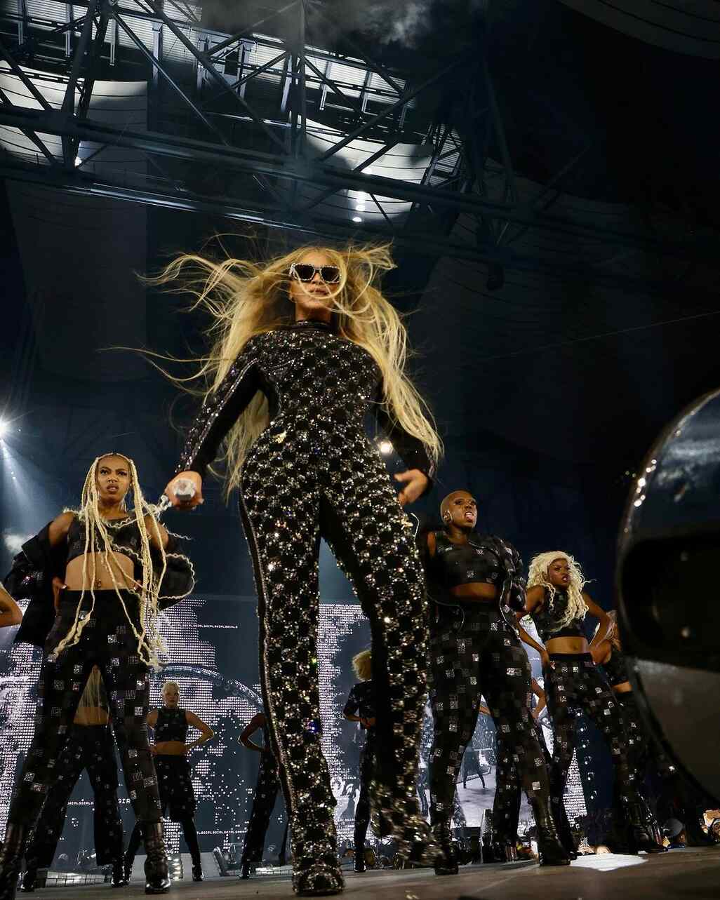 Beyonce dengan kostum Louis Vuitton di Renaissance Tour 2023. 