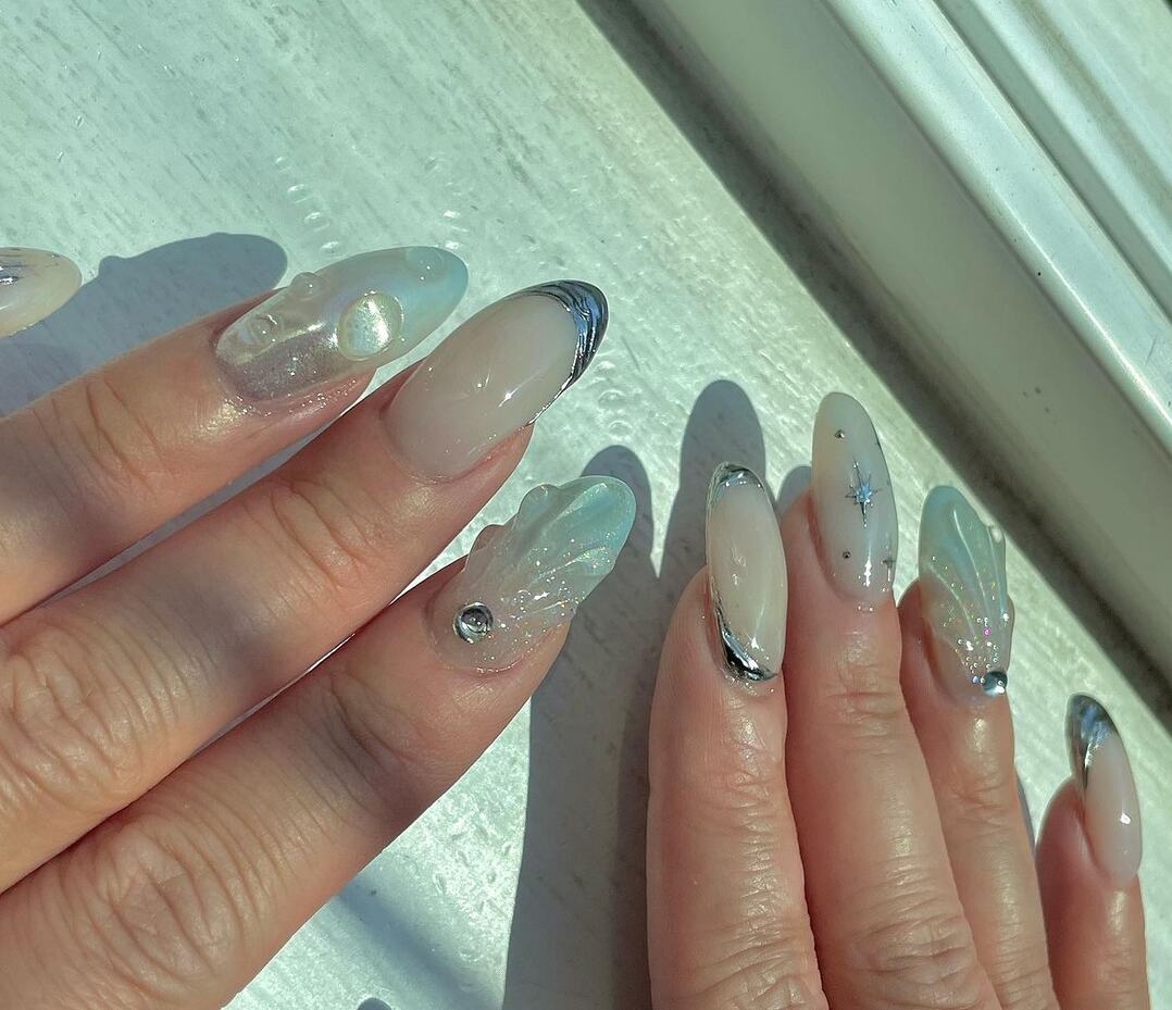 Inspirasi nail art tema laut bernuansa seashells.