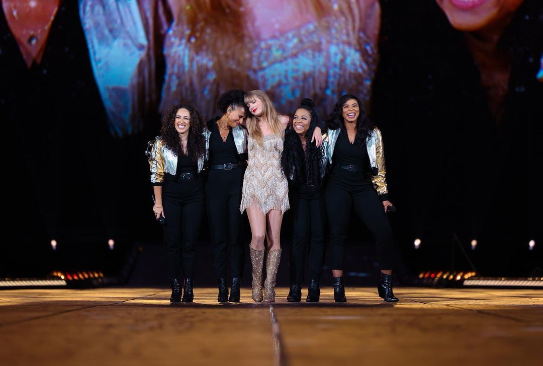 (Dress emas dari ??Roberto Cavalli. Foto: Dok. Taylor Swift/Instagram)