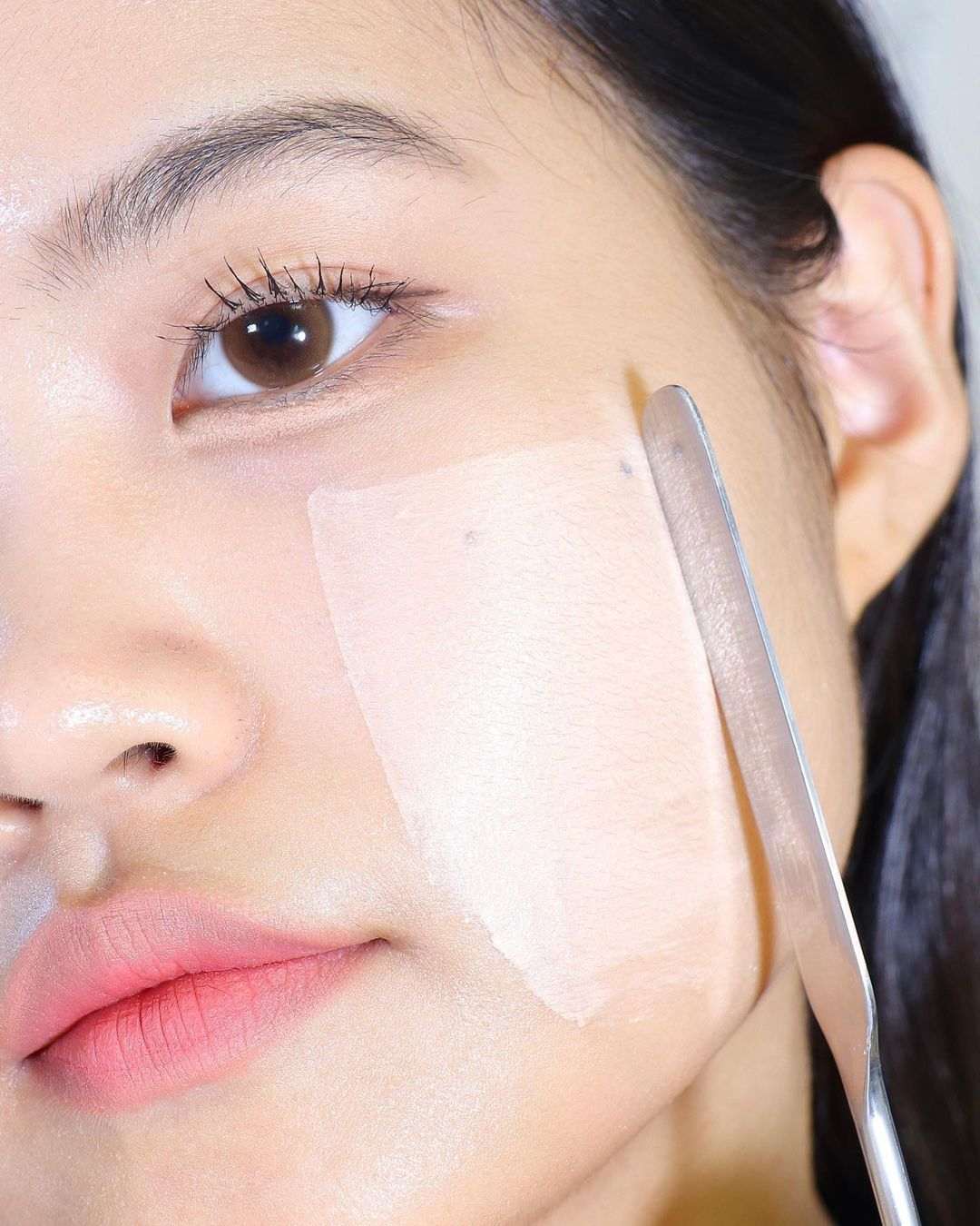 (Salah satu peralatan make up ala Korea adalah makeup spatula. Foto: Dok. piccasso_official/Instagram)