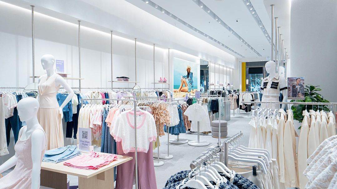 (Tampilan gerai terbaru Pomelo di Mall of Indonesia. Foto: Dok. Pomelo Fashion/Instagram)
