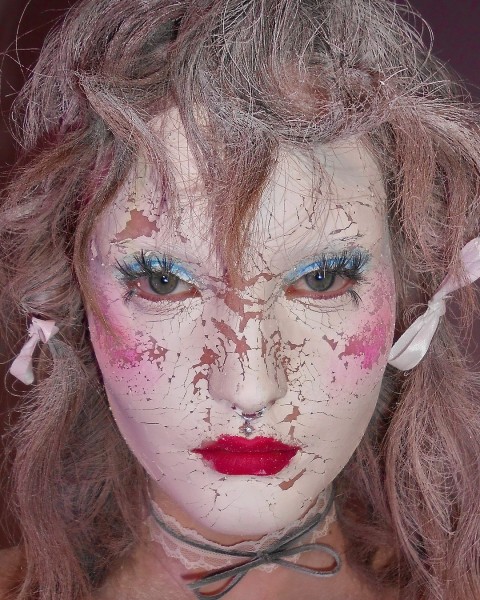 Cracked Doll Makeup Viral Untuk Halloween