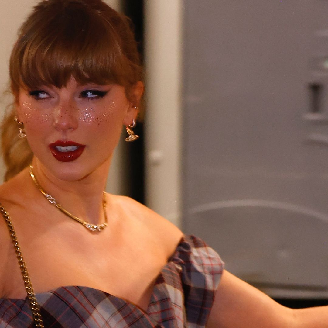 Makeup Glitter Freckles ala Taylor Swift Viral