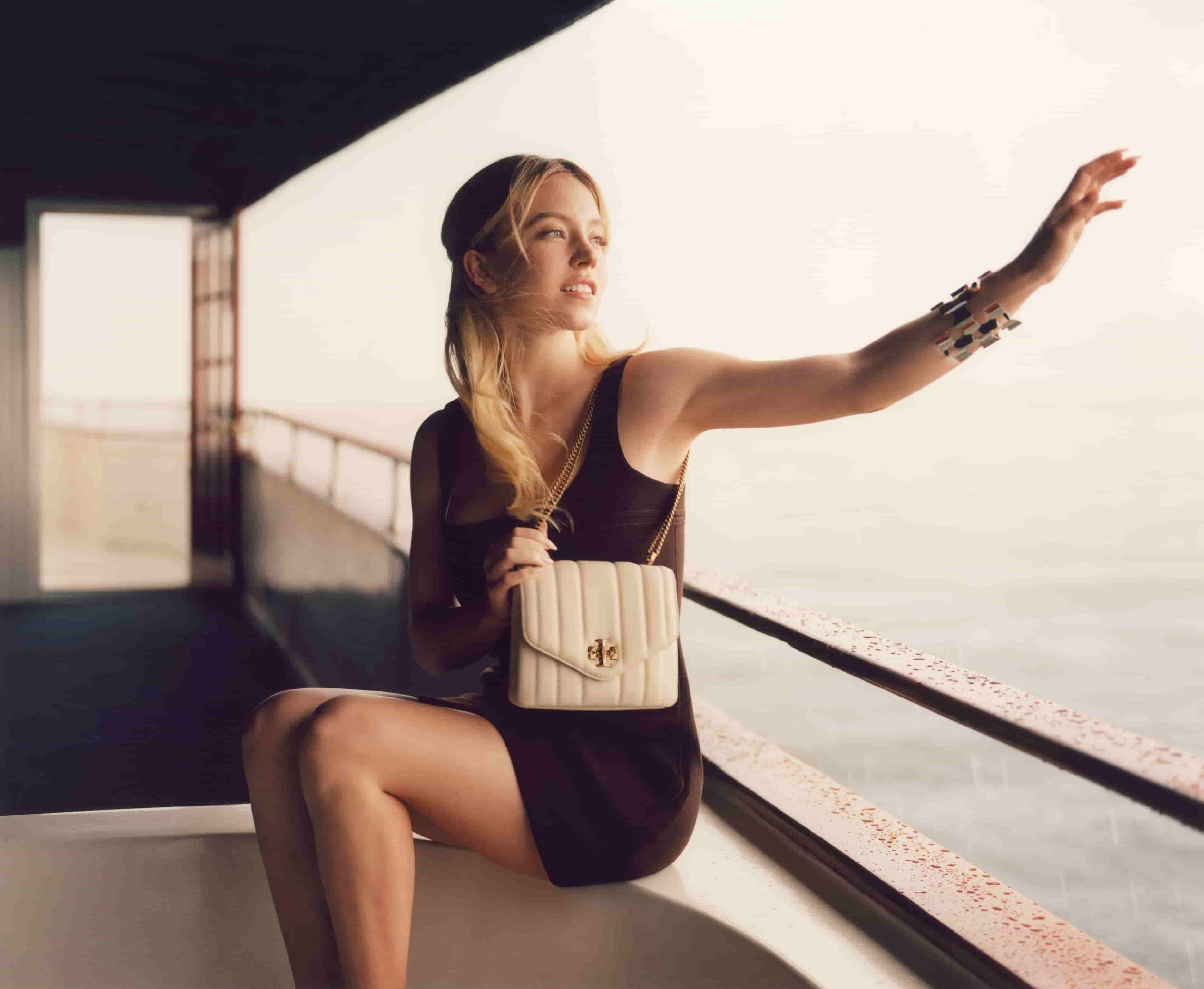 Berlayar Bersama Sydney Sweeney dan Kira Handbag Tory Burch
