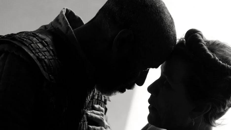 (Denzel Washington dan Frances McDormand dalam film The Tragedy of Macbeth. Foto: Dok. Alison Rosa/Apple dan A24)