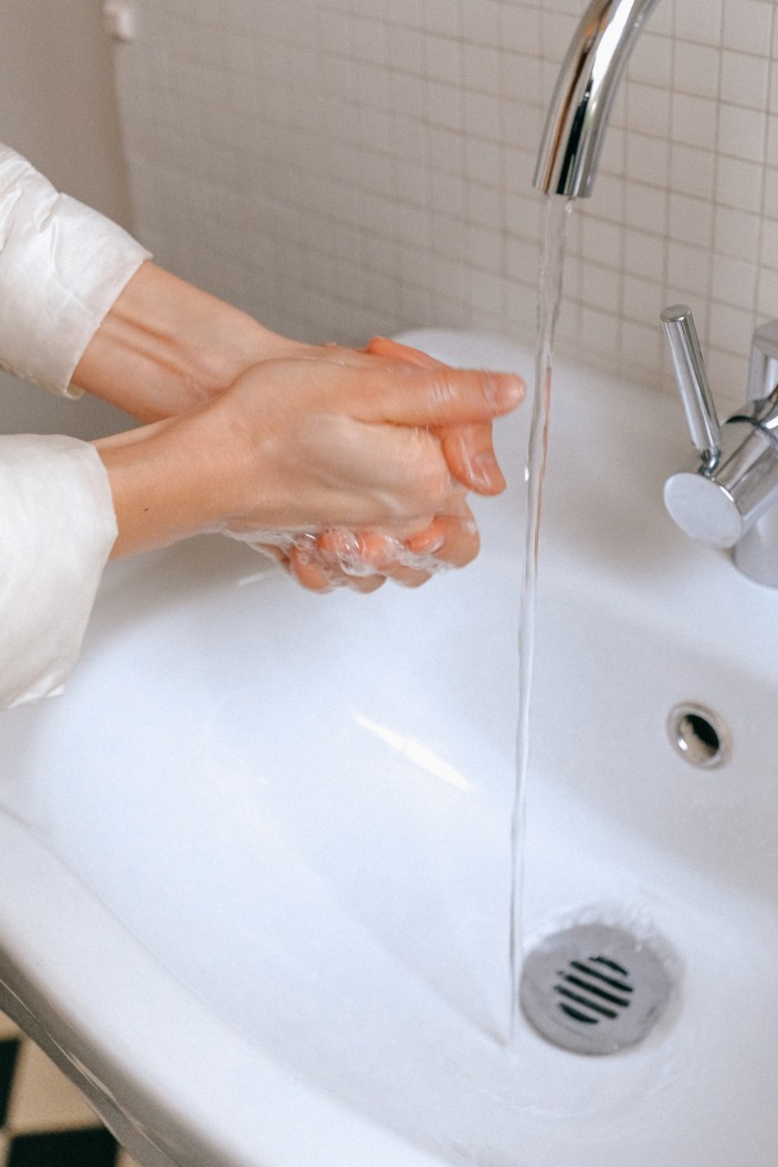 cara merawat kuku agar tidak patah, cuci tangan