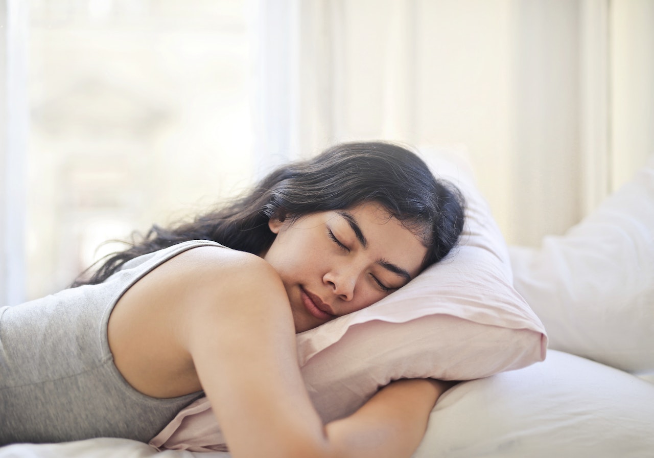 manfaat pakai kaos kaki saat tidur