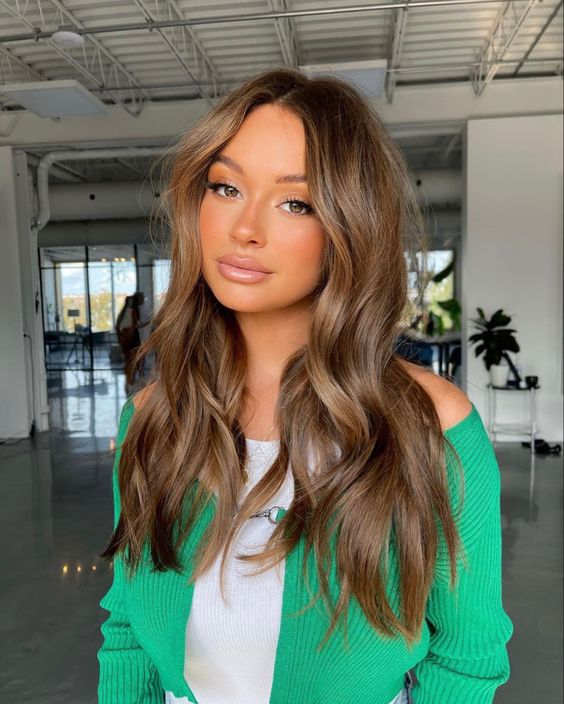 Lihat Rekomendasi Warna Rambut yang Cocok untuk Kulit Gelap