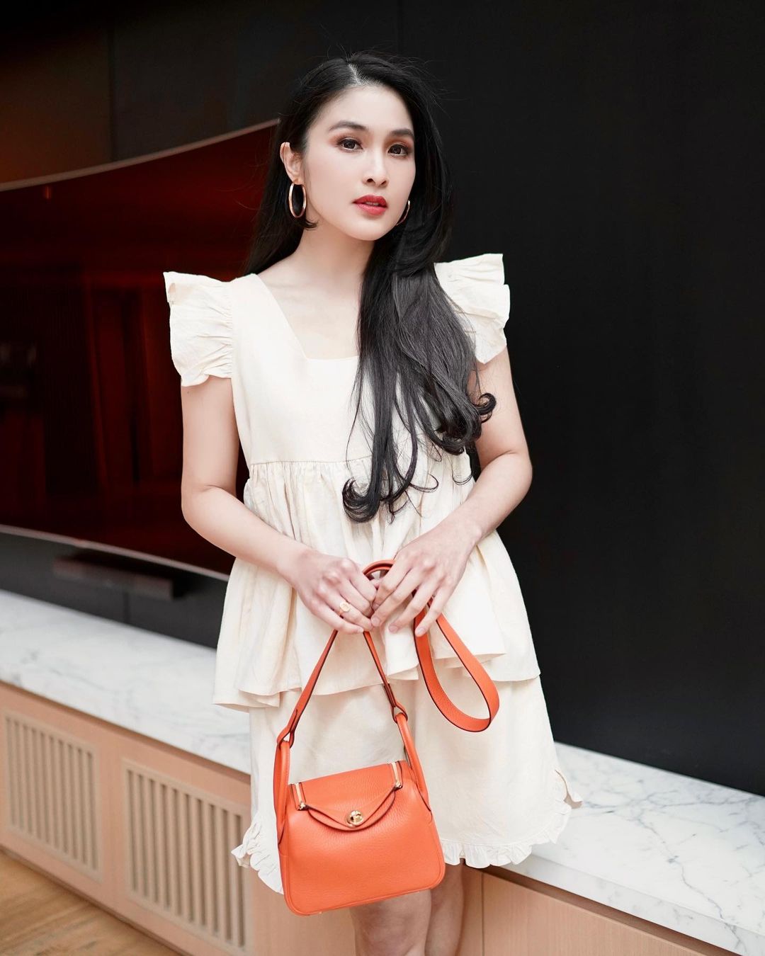 Tampil Stylish, Ini 3 Inspirasi Outfit Ala Sandra Dewi