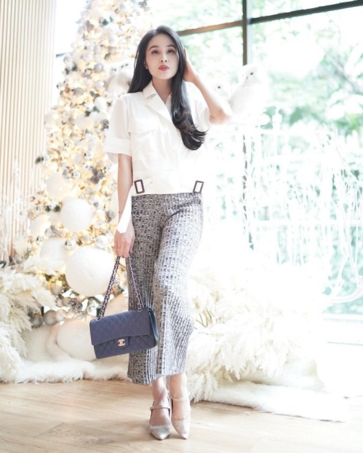 Tampil Stylish, Ini 3 Inspirasi Outfit Ala Sandra Dewi