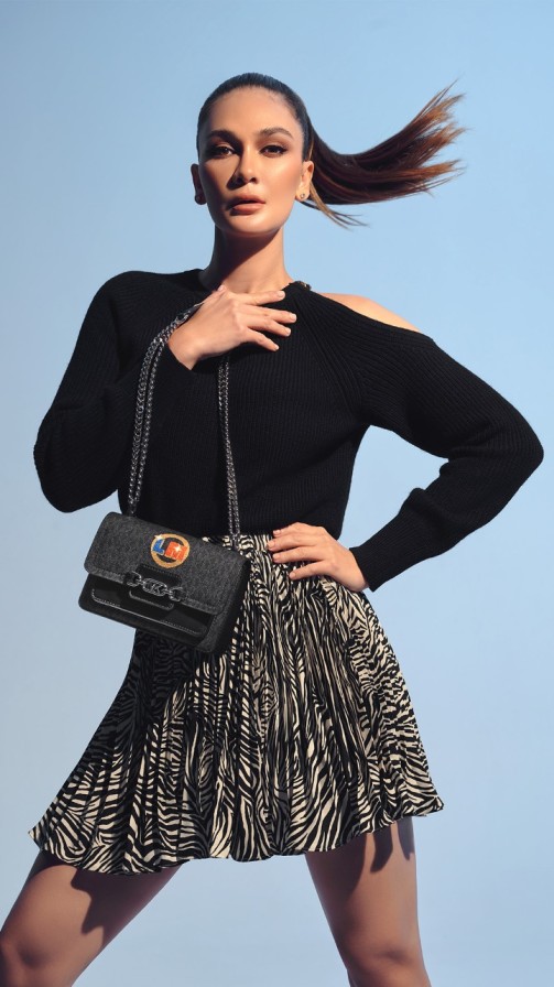 Luna Maya dengan inisal nya pada signature bag