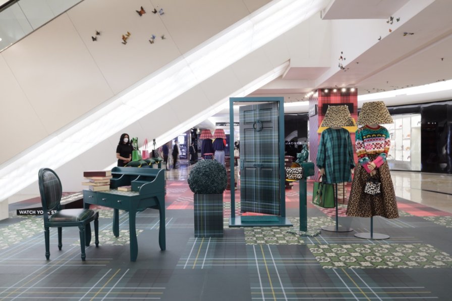 Instalasi pop up Kate Spade di lantai dasar Plaza Indonesia
