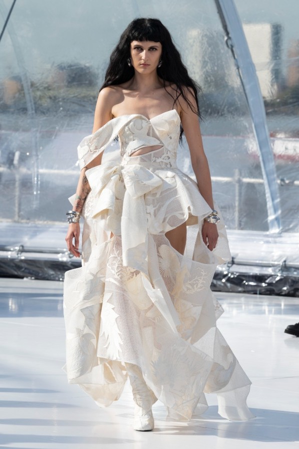 Dress strapless dengan teknik drapping yang mempesona
