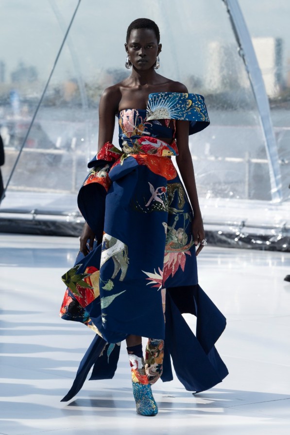 Dress drapping dengan print yang penuh dengan detail