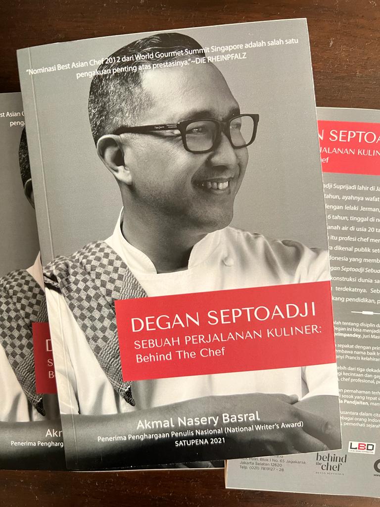 Degan Septoadji merilis buku pertamanya Degan Septoadji Sebuah Perjalanan Kuliner: Behind The Chef