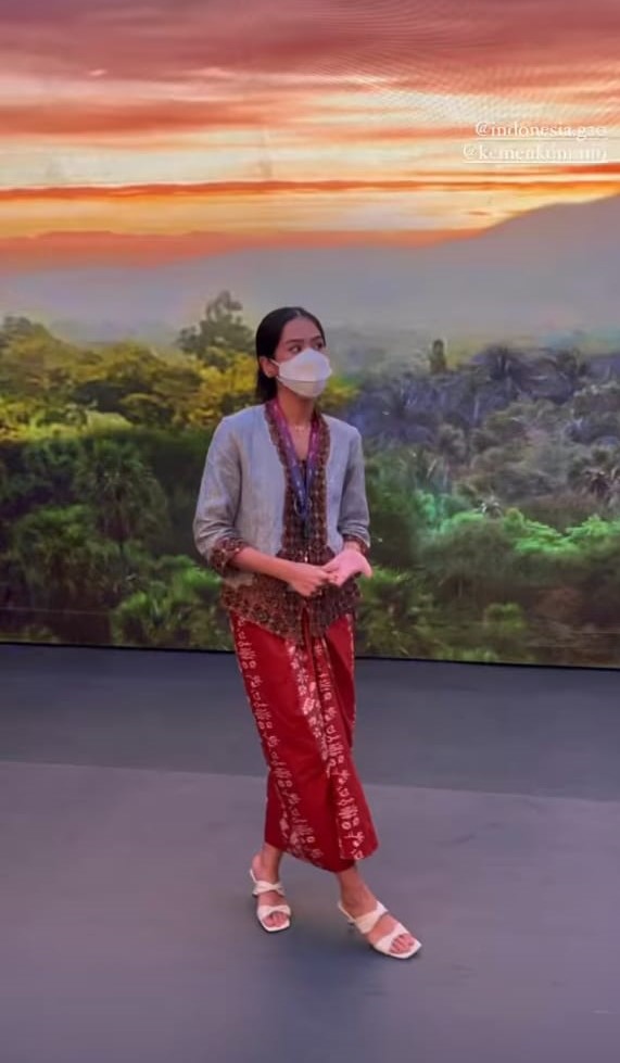 Tampilan casual dengan kebaya ala Maudy Ayunda